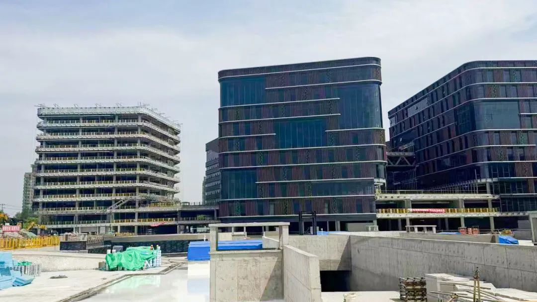 蔚建機器人“尖兵”集結，上海建工一建集團力推“內墻粉刷系列機器人”規模化應用(圖1)