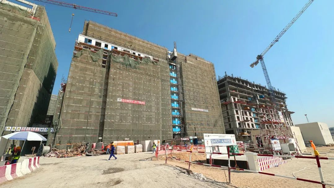 50℃高溫的沙漠地帶，蔚建抹灰機器人在阿聯(lián)酋“抹”出完美墻面